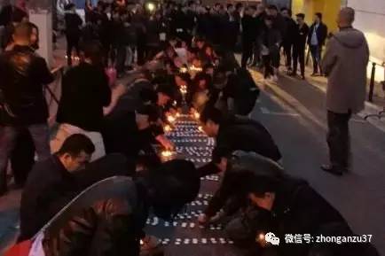 法国巴黎当地华人摆放蜡烛为死去同胞祈福。    图片来源/海外网