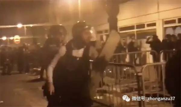 示威者与警方发生了冲突。图片来源/每日快报
