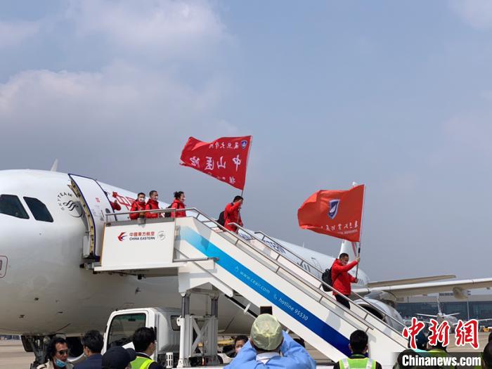 东航包机再赴武汉接回上海援鄂医疗队142名医护人员