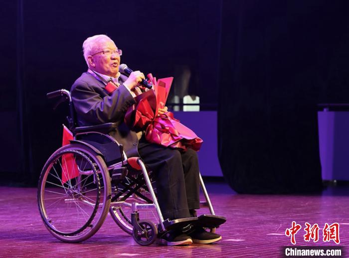 南京大学哲学系百年系庆：胡福明获颁“最高贡献奖”